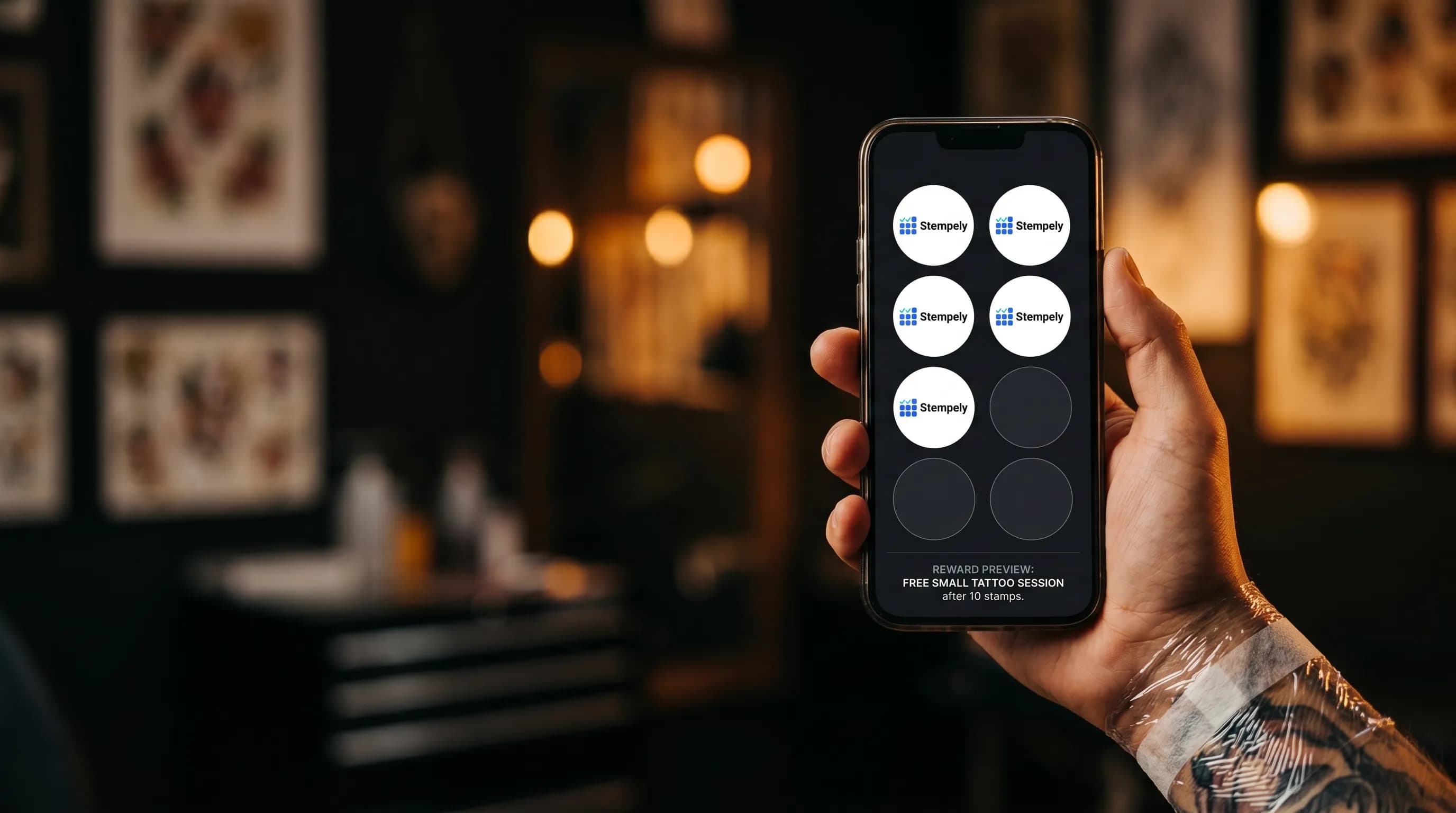 Tatoueur avec l'application Stempely au comptoir NFC, carte de fidélité numérique pour salon de tatouage et de piercing