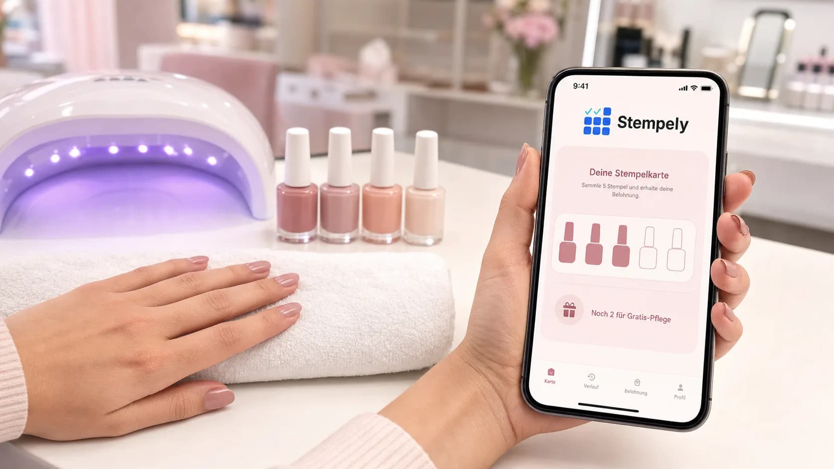 Prothésiste ongulaire avec l'application Stempely à la table de manucure, carte de fidélité numérique pour onglerie